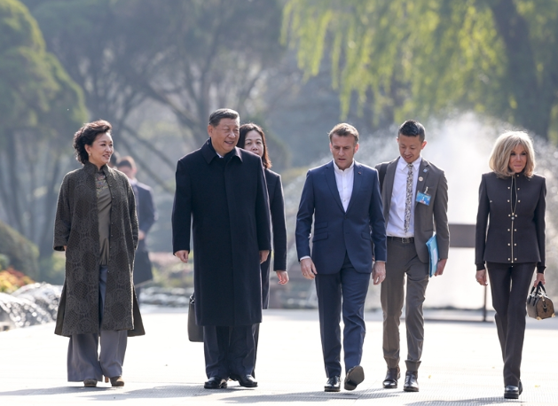 习近平同法国总统马克龙在成都进行友好交流